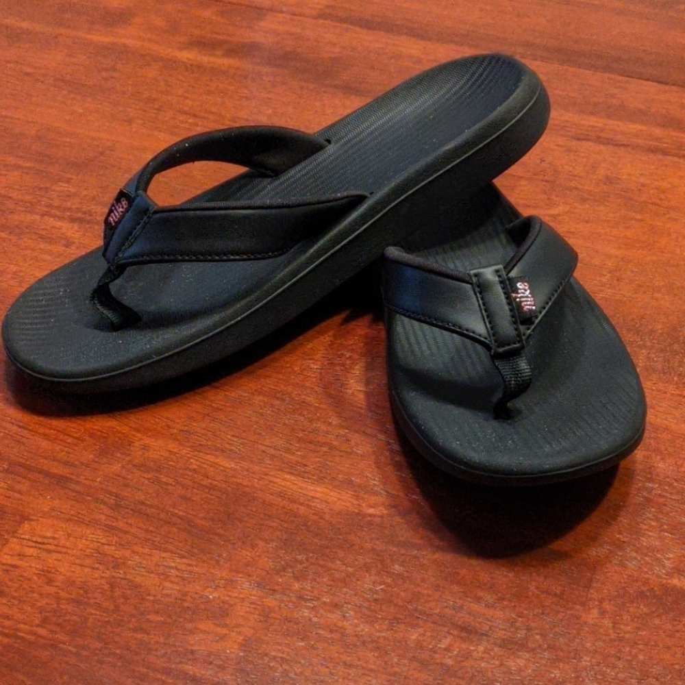 🎀 New listing! Women's Nike flip flops